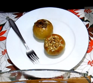 Фото приготовления рецепта: Запеченное яблоко с изюмом и овсянкой - шаг 5