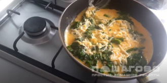 Фото приготовления рецепта: Яичница с перепелиными яйцами, шпинатом и помидорами черри - шаг 4