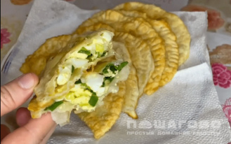 Фото приготовления рецепта: Чебуреки с яйцом и зеленым луком - шаг 5