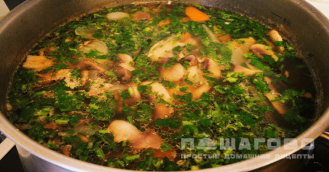 Фото приготовления рецепта: Суп с шампиньонами и курицей - шаг 6