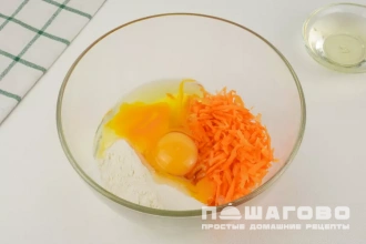 Фото приготовления рецепта: Морковные оладьи - шаг 2