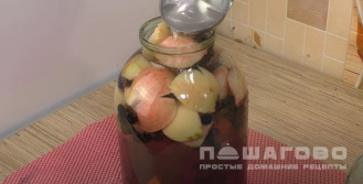 Фото приготовления рецепта: Компот из свежих яблок и слив - шаг 5