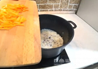 Фото приготовления рецепта: Домашняя солянка с мясным ассорти русская - шаг 1