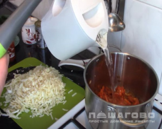 Фото приготовления рецепта: Щи с тушенкой из свежей капусты - шаг 2