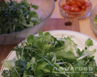 Фото приготовления рецепта: Салат с авокадо, помидорами и креветками - шаг 3