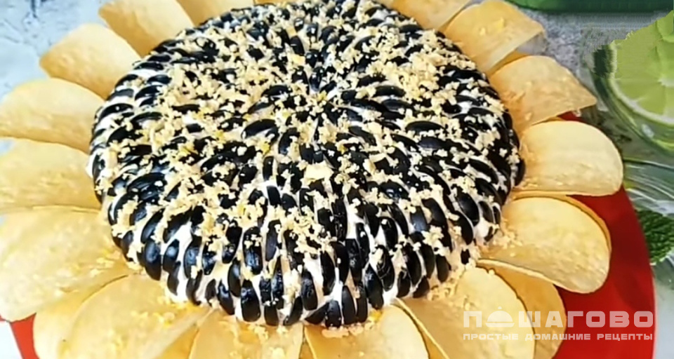 Фото приготовления рецепта: Салат "Подсолнух" 🌻 с курицей и грибами - шаг 10