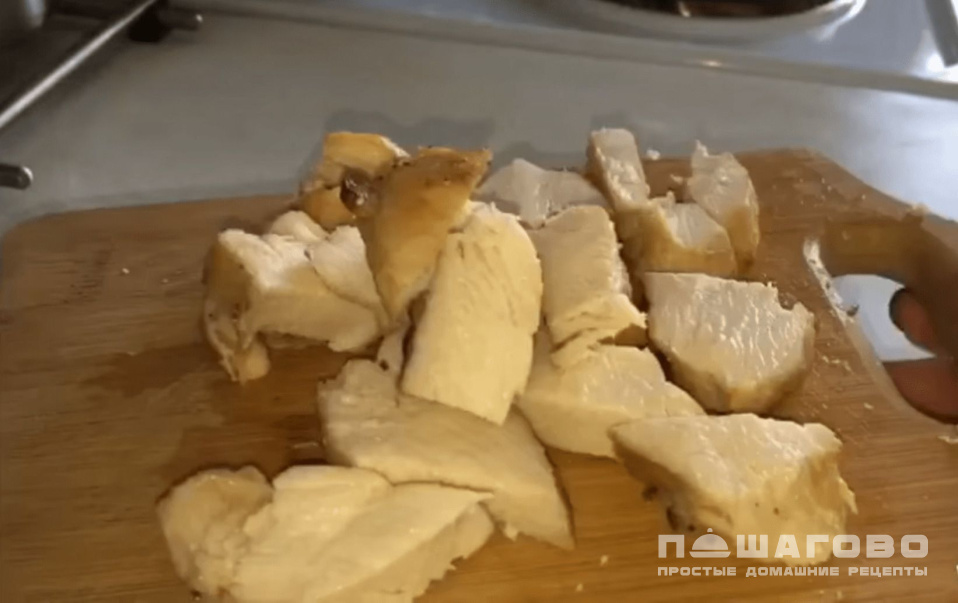 Фото приготовления рецепта: Весенний салат с куриной грудкой - шаг 3