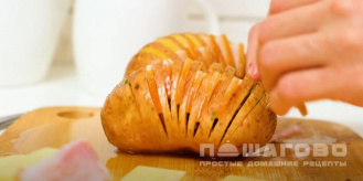 Фото приготовления рецепта: Картошка-гармошка с чесноком и укропом в духовке - шаг 7