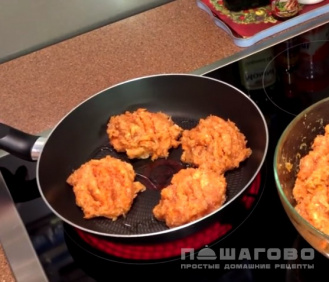 Фото приготовления рецепта: Диетические куриные котлеты с морковью - шаг 4
