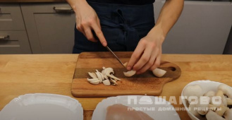 Фото приготовления рецепта: Открытый пирог с курицей и грибами - шаг 5