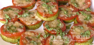 Фото приготовления рецепта: Кабачки в духовке с помидорами и сыром - шаг 5