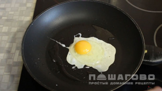 Фото приготовления рецепта: Рубленый бифштекс с яйцом - шаг 7