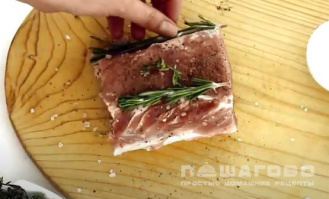 Фото приготовления рецепта: Буженина из свиной вырезки с колбасой - шаг 3