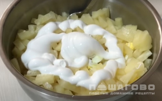 Фото приготовления рецепта: Салат с копченой курицей и ананасом - шаг 4