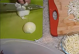 Фото приготовления рецепта: Борщ классический с перцем, укропом и чесноком - шаг 5