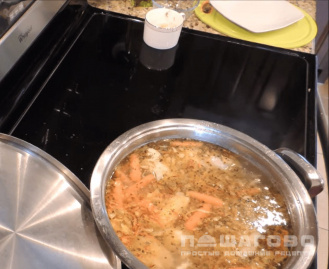 Фото приготовления рецепта: Куриный суп с лапшой - шаг 3