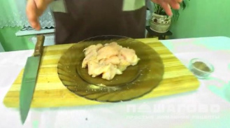 Фото приготовления рецепта: Яичница с курицей - шаг 1