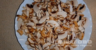 Фото приготовления рецепта: Рулет из сыра с грибами - шаг 4