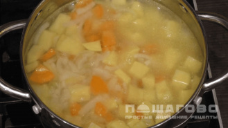 Фото приготовления рецепта: Суп-пюре из белых грибов с чесночными гренками - шаг 2