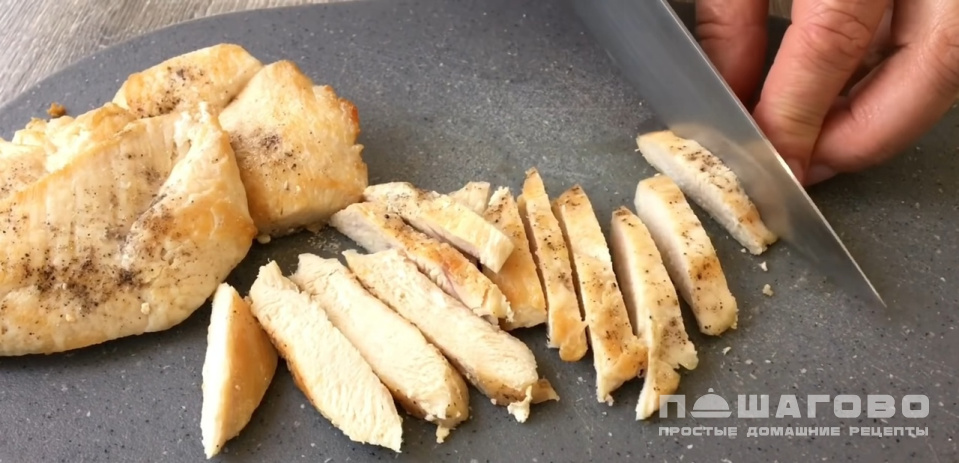 Фото приготовления рецепта: Салат «Цезарь» с курицей овощами и сыром - шаг 1