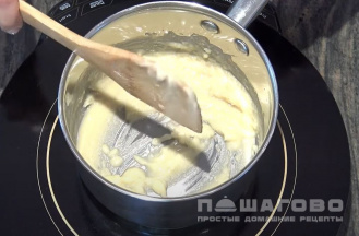 Фото приготовления рецепта: Соус Морнэ на основе Бешамель с яичными желтками - шаг 2