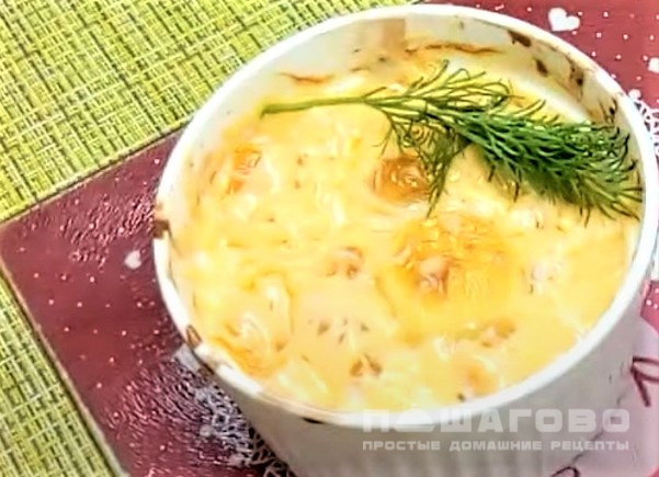 Яйца кокот с сыром и сметаной