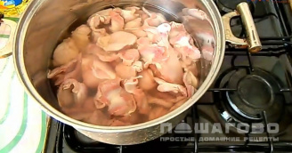 Фото приготовления рецепта: Заливное из куриных желудков - шаг 2