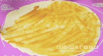 Фото приготовления рецепта: Творожные рогалики с орехами и сгущенкой - шаг 6