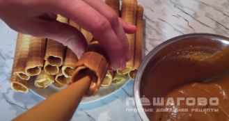 Фото приготовления рецепта: Вафельные трубочки со сгущенкой - шаг 8