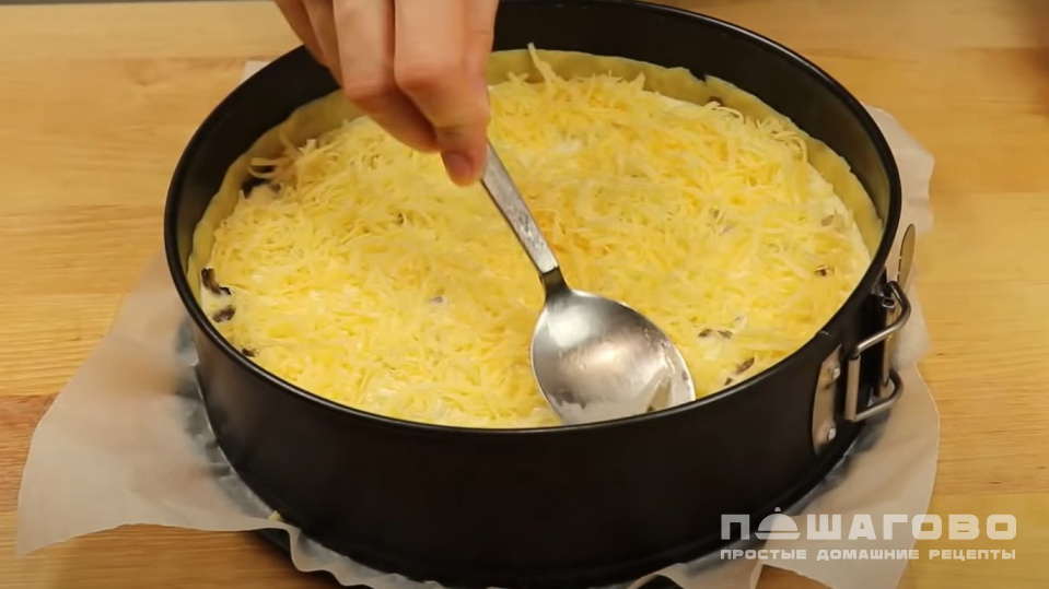 Фото приготовления рецепта: Лоранский пирог Киш с курицей с грибами - шаг 6