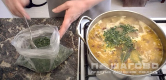 Фото приготовления рецепта: Суп гороховый с куриным мясом и копченостями - шаг 12