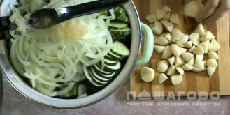 Фото приготовления рецепта: Сырой салат из огурцов на зиму - шаг 4