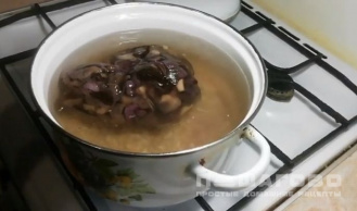 Фото приготовления рецепта: Суп грибной из замороженных лесных грибов - шаг 1