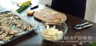 Фото приготовления рецепта: Мидии, запеченные с чесночным соусом и сыром - шаг 2