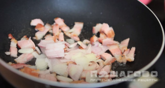 Фото приготовления рецепта: Свинина, запеченая с грибами и помидорами - шаг 5