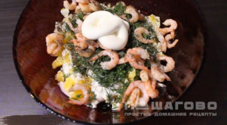 Фото приготовления рецепта: Салат с креветками, яйцом и огурцом - шаг 3