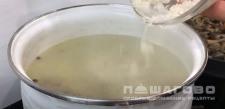 Фото приготовления рецепта: Суп из соленых грибов с ветчиной - шаг 7