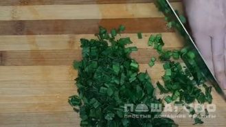 Фото приготовления рецепта: Салат с маринованными опятами и ветчиной - шаг 3