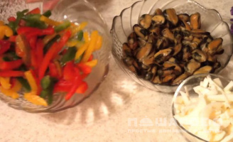 Фото приготовления рецепта: Салат из моллюсков - шаг 2