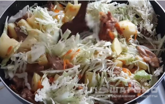 Фото приготовления рецепта: Бигус из свежей капусты с курицей и картошкой - шаг 4