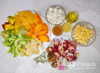 Фото приготовления рецепта: Фруктовый салат с авокадо, хурмой и медом - шаг 3