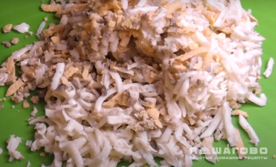 Фото приготовления рецепта: Рулет из лаваша с курицей и сыром - шаг 4