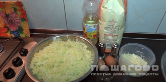 Фото приготовления рецепта: Оладьи из цукини с чесноком - шаг 1