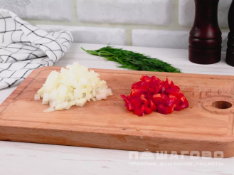 Фото приготовления рецепта: Омлет с вареной колбасой и овощами - шаг 2