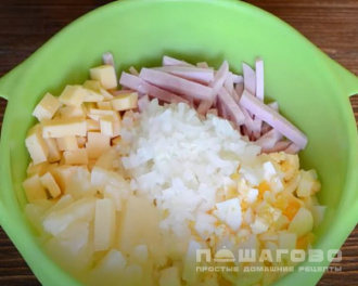 Фото приготовления рецепта: Салат с ветчиной и ананасами - шаг 4
