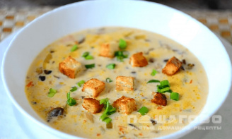 Фото приготовления рецепта: Сырный суп с грибами - шаг 10