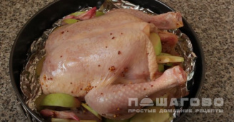 Фото приготовления рецепта: Курица с яблоками в медово-горчичном маринаде - шаг 7