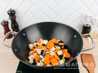 Фото приготовления рецепта: Рагу из свинины с овощами на сковороде - шаг 3