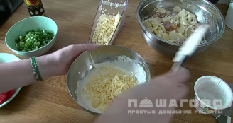 Фото приготовления рецепта: Картофельная запеканка с курицей - шаг 7