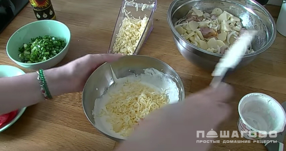 Фото приготовления рецепта: Картофельная запеканка с курицей - шаг 7